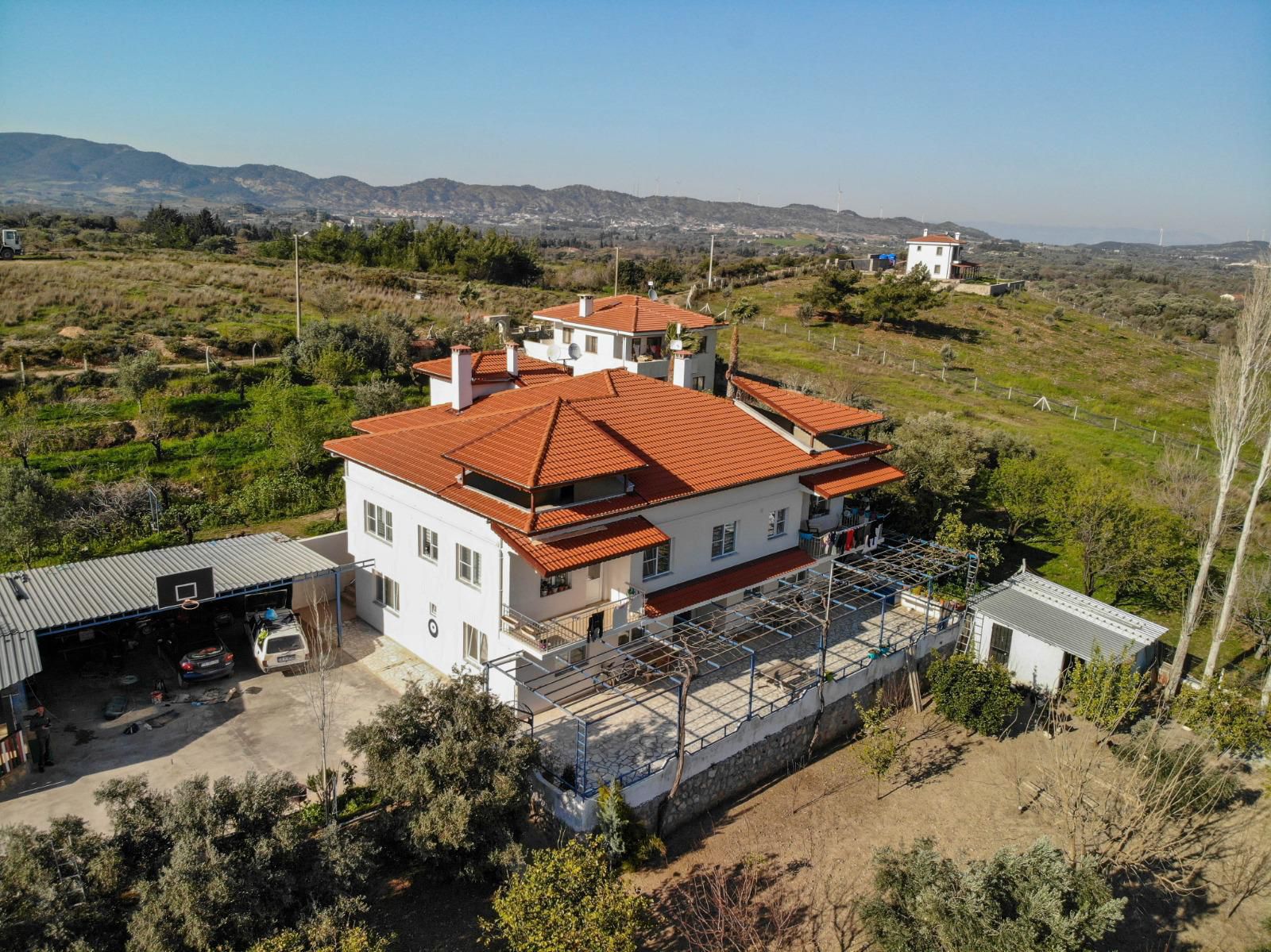 DATÇA'DA İÇİNDE APARTMAAN BULUNAN ARAZİ